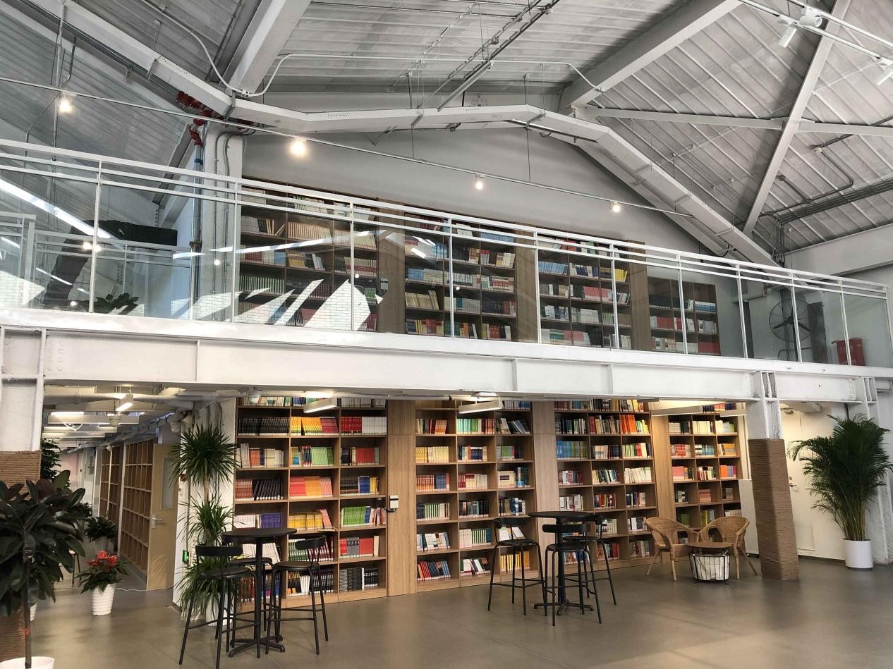 5G智慧圖書柜陪伴學子暢游知識海洋 5G智慧圖書柜陪伴學子暢游知識海洋